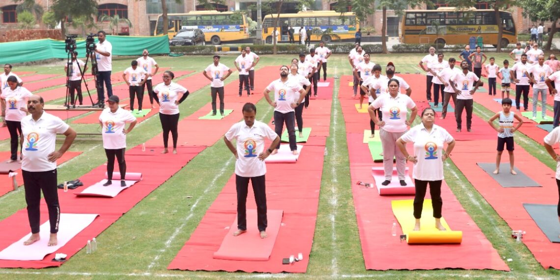 शारदा विश्वविद्यालय में मनाया गया अंतर्राष्ट्रीय योग दिवस