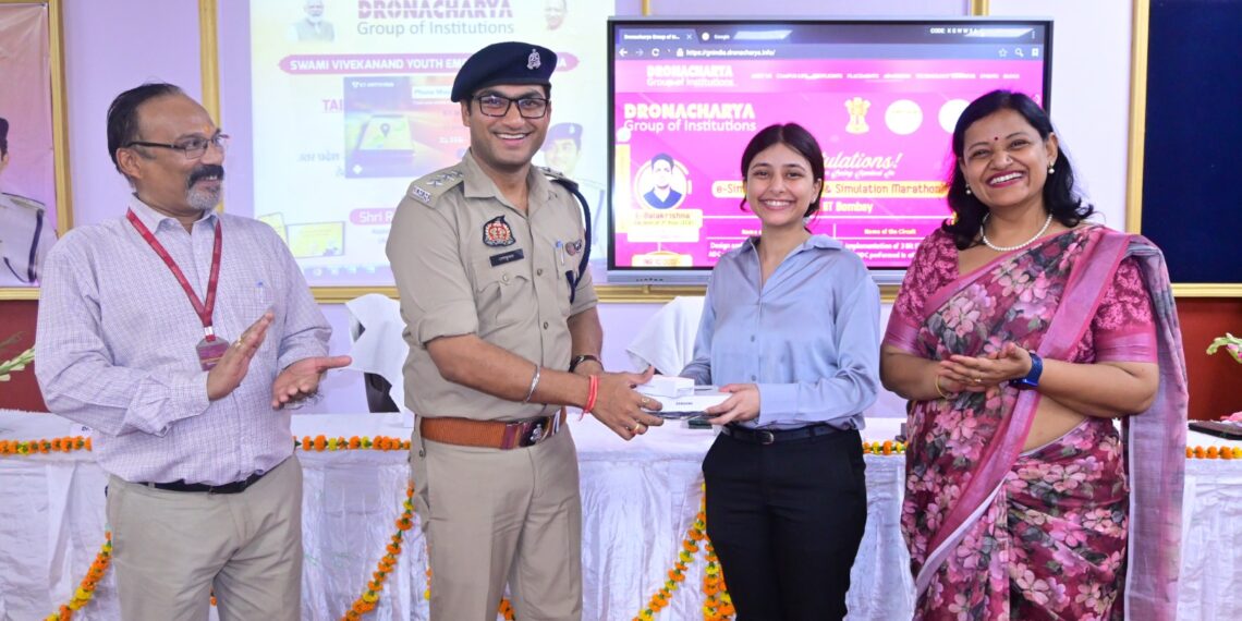 द्रोणाचार्य ग्रुप ऑफ इन्स्टीट्यूशन्स, ग्रेटर नोएडा में टैबलेट वितरण कार्यक्रम का आयोजन