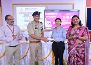 द्रोणाचार्य ग्रुप ऑफ इन्स्टीट्यूशन्स, ग्रेटर नोएडा में टैबलेट वितरण कार्यक्रम का आयोजन