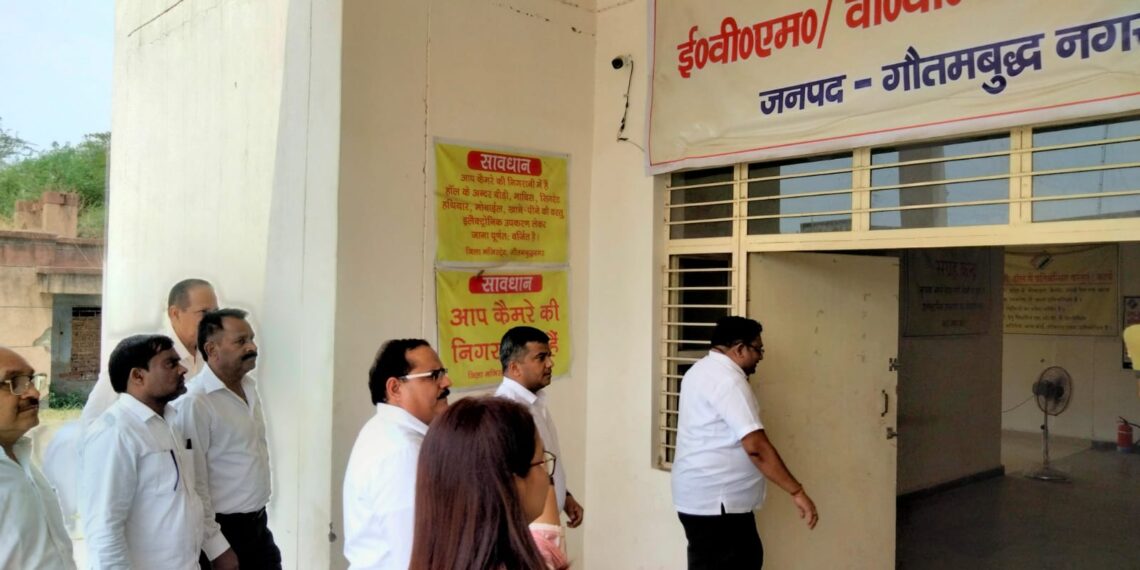 मुख्य निर्वाचन अधिकारी उत्तर प्रदेश ने गौतमबुद्धनगर कलेक्ट्रेट पहुंचकर ईवीएम व वीवीपैट वेयरहाउस का किया निरीक्षण