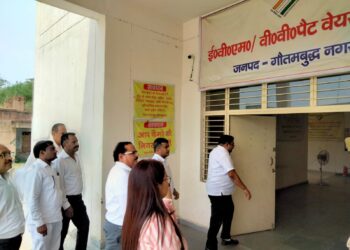 मुख्य निर्वाचन अधिकारी उत्तर प्रदेश ने गौतमबुद्धनगर कलेक्ट्रेट पहुंचकर ईवीएम व वीवीपैट वेयरहाउस का किया निरीक्षण