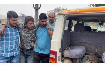 ग्रेटर नोएडा में दिन निकलते ही पुलिस और बाइक सवार बदमाशों के बीच हुई मुठभेड़,एक बदमाश को पैर में लगी गोली