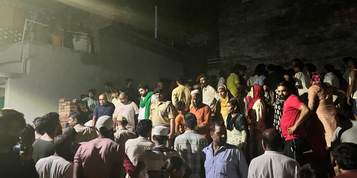 ग्रेटर नोएडा में निर्माणाधीन मकान की दीवार गिरी पास में खेल रहे आठ बच्चे दबे, तीन की मौत, पाँच घायल