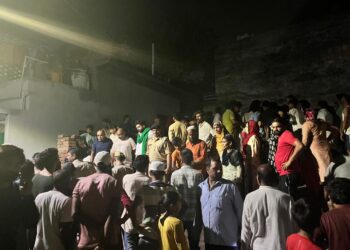 ग्रेटर नोएडा में निर्माणाधीन मकान की दीवार गिरी पास में खेल रहे आठ बच्चे दबे, तीन की मौत, पाँच घायल