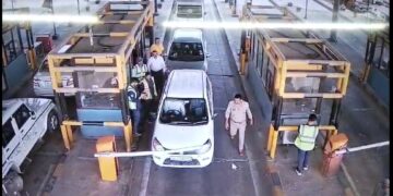 दादरी टोल प्लाजा पर दिखी दरोगा की दबंगई, टोलकर्मी के साथ मारपीट कर गाड़ी को जबरन निकाला