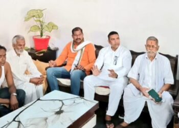 खोदना कलां गांव में दीवार हादसे के पीड़ितों से लुहारली गांव में कांग्रेस कार्यकर्ता पीड़ित परिजनों से मिलने पहुंचे
