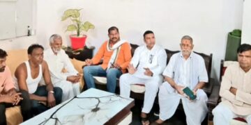 खोदना कलां गांव में दीवार हादसे के पीड़ितों से लुहारली गांव में कांग्रेस कार्यकर्ता पीड़ित परिजनों से मिलने पहुंचे