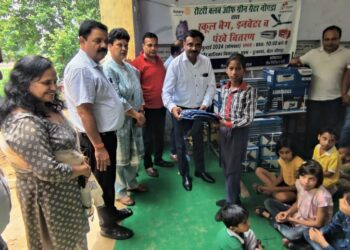 रोटरी क्लब ग्रीन ग्रेनो ने स्कूल बैग, पंखे व इनवेटर किया भेंट