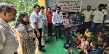रोटरी क्लब ग्रीन ग्रेनो ने स्कूल बैग, पंखे व इनवेटर किया भेंट