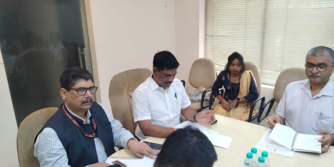 राष्ट्रीय सफाई कर्मचारी आयोग नई दिल्ली के अध्यक्ष एवं सचिव ने तीन कर्मचारियों की सीवर सफाई के दौरान हुई मृत्यु के घटनास्थल का किया निरीक्षण