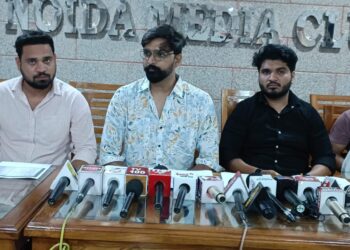 नोएडा के आश्रम पर लगा जमीन कब्जाने का आरोप, पीड़ित लगा रहा मद्दत की गुहार
