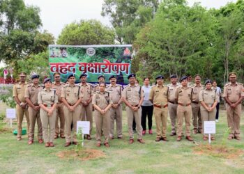 नोएडा पुलिस ने वृहद वृक्षारोपण कार्यक्रम “एक पेड़ माँ के नाम” के अंतर्गत वृक्षारोपण किया
