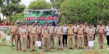 नोएडा पुलिस ने वृहद वृक्षारोपण कार्यक्रम “एक पेड़ माँ के नाम” के अंतर्गत वृक्षारोपण किया