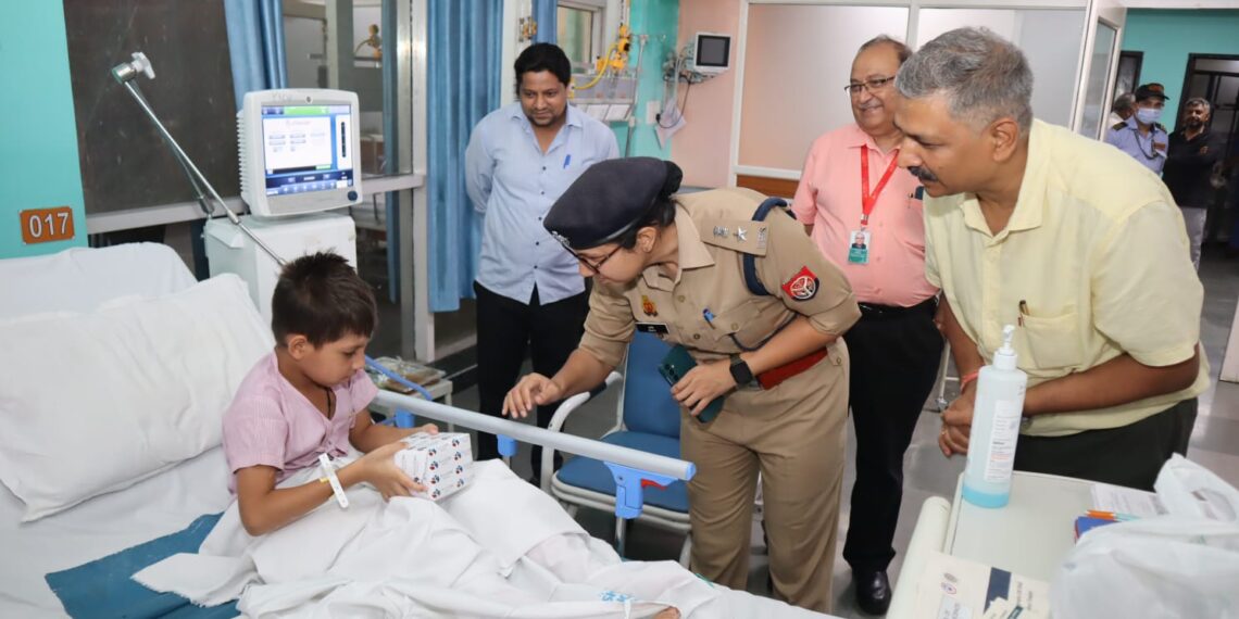 निर्माणाधीन मकान की दीवार गिरने से घायल बच्चों को शारदा अस्पताल से किया गया डिस्चार्ज