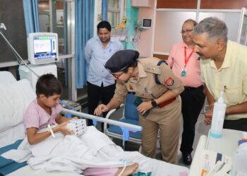 निर्माणाधीन मकान की दीवार गिरने से घायल बच्चों को शारदा अस्पताल से किया गया डिस्चार्ज