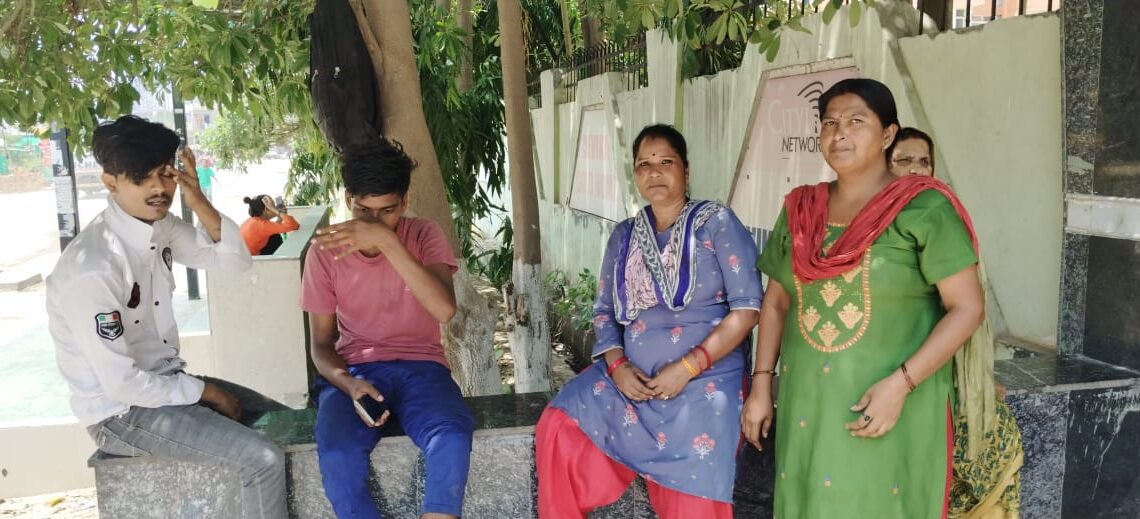 देविका गोल्ड होम्स में वेतन ना मिलने से सफाई कर्मी फिर हड़ताल पर