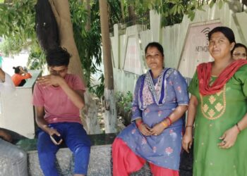 देविका गोल्ड होम्स में वेतन ना मिलने से सफाई कर्मी फिर हड़ताल पर