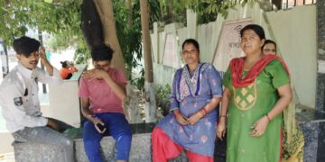 देविका गोल्ड होम्स में वेतन ना मिलने से सफाई कर्मी फिर हड़ताल पर