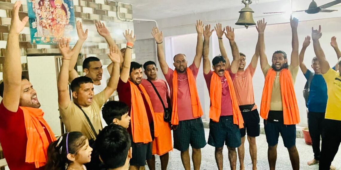 बोल बम -बम बम की गुंजो के साथ गंगाजल लेने के लिए पैदल यात्रा का भोलो का समूह हुआ रवाना
