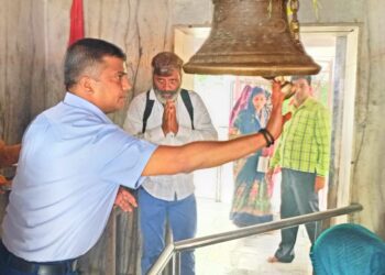 नोएडा जिलाधिकारी ने नानकेश्वर महादेव मंदिर भाईपुर जेवर में पूजा अर्चना कर मंदिर परिसर में श्रद्धालुओं के लिए की जा रही व्यवस्थाओं का लिया जायजा