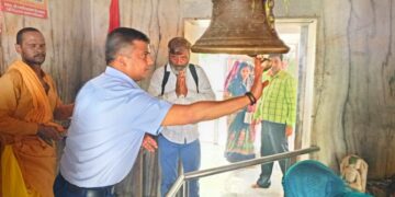 नोएडा जिलाधिकारी ने नानकेश्वर महादेव मंदिर भाईपुर जेवर में पूजा अर्चना कर मंदिर परिसर में श्रद्धालुओं के लिए की जा रही व्यवस्थाओं का लिया जायजा