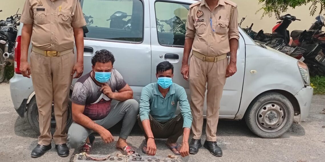 इकोटेक 3 पुलिस ने दो चोरों को किया गिरफ्तार, चोरी का माल बरामद, वाहनों से चोरी करते थे बैट्री