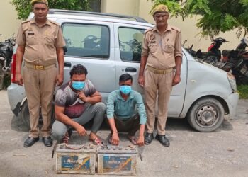 इकोटेक 3 पुलिस ने दो चोरों को किया गिरफ्तार, चोरी का माल बरामद, वाहनों से चोरी करते थे बैट्री
