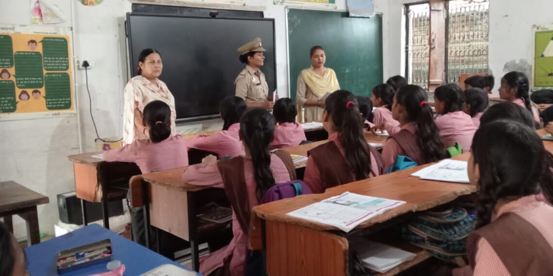 नोएडा पुलिस की महिला बीट अधिकारियों द्वारा स्थानीय महिलाओं को महिला सुरक्षा व उनके अधिकारों के प्रति जागरूक किया गया