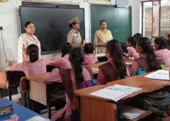 नोएडा पुलिस की महिला बीट अधिकारियों द्वारा स्थानीय महिलाओं को महिला सुरक्षा व उनके अधिकारों के प्रति जागरूक किया गया