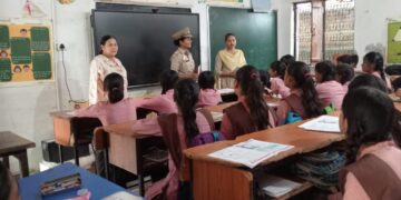 नोएडा पुलिस की महिला बीट अधिकारियों द्वारा स्थानीय महिलाओं को महिला सुरक्षा व उनके अधिकारों के प्रति जागरूक किया गया