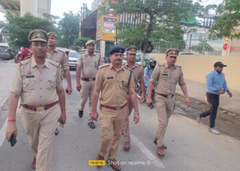 सेन्ट्रल नोएडा के पुलिस अधिकारियों ने पैदल मार्च कर लिया क्षेत्र की सुरक्षा का जायजा