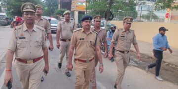 सेन्ट्रल नोएडा के पुलिस अधिकारियों ने पैदल मार्च कर लिया क्षेत्र की सुरक्षा का जायजा