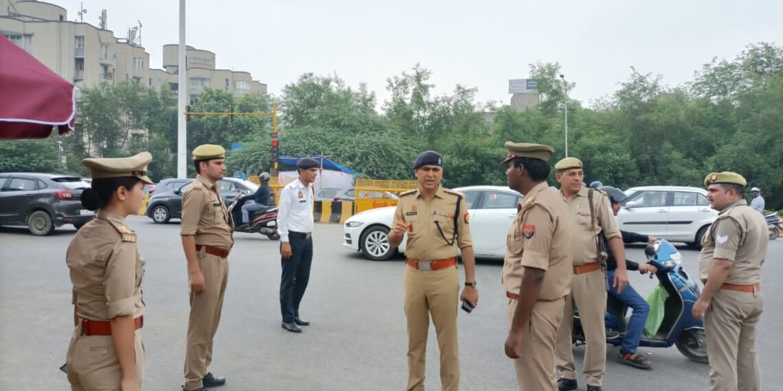 कावड़ यात्रा को लेकर एडीसीपी नोएडा ने लिए सुरक्षा का जायजा