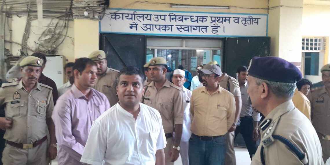 सरकारी कार्यालयों में कोई भी दलाल या बिचौलिया न रहे सक्रिय, डीएम और डीसीपी पुलिस ने एआरटीओ एवं उप रजिस्टार ऑफिस नोएडा का किया औचक निरीक्षण