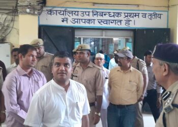 सरकारी कार्यालयों में कोई भी दलाल या बिचौलिया न रहे सक्रिय, डीएम और डीसीपी पुलिस ने एआरटीओ एवं उप रजिस्टार ऑफिस नोएडा का किया औचक निरीक्षण