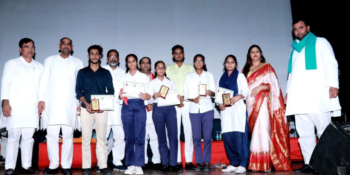 चौधरी जतन सुखबीर प्रधान शिक्षा समिति ने क्षेत्र की प्रतिभाओं को किया सम्मानित