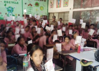नोएडा में महिला बीट की अधिकारियों ने स्थानीय महिलाओं को महिला सुरक्षा व उनके अधिकारों के प्रति जागरूक किया