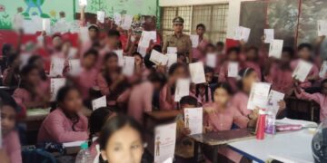 नोएडा में महिला बीट की अधिकारियों ने स्थानीय महिलाओं को महिला सुरक्षा व उनके अधिकारों के प्रति जागरूक किया