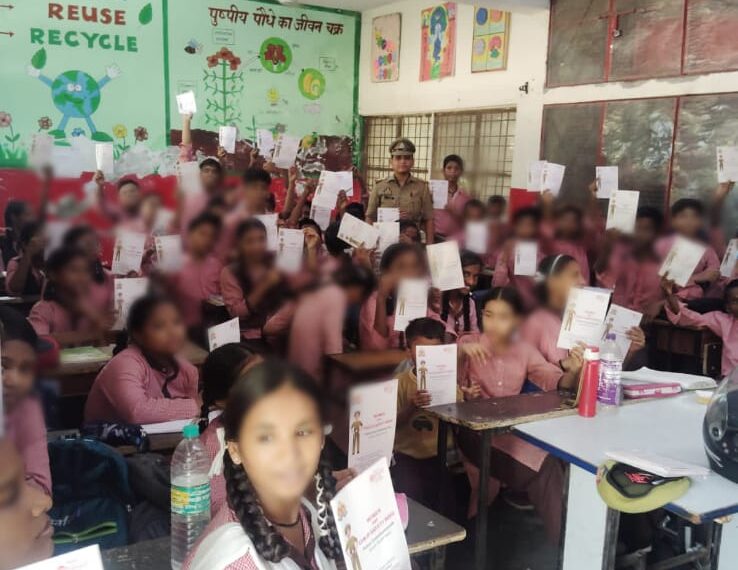 नोएडा में महिला बीट की अधिकारियों ने स्थानीय महिलाओं को महिला सुरक्षा व उनके अधिकारों के प्रति जागरूक किया