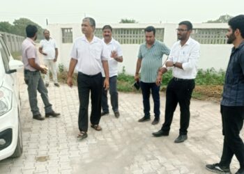 गांव में बनी लाइब्रेरी में बैठकर छात्र बुन रहे भविष्य के सपने, निरीक्षण पर घंघोला पहुंचे एसीईओ आशुतोष द्विवेदी ने जमकर सराहा