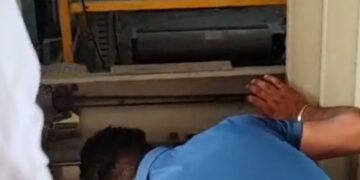ग्रेटर नोएडा की पॉश सोसायटी की लिफ्ट में फंसी छोटी बच्ची, 30 मिनट तक मची चीख पुकार
