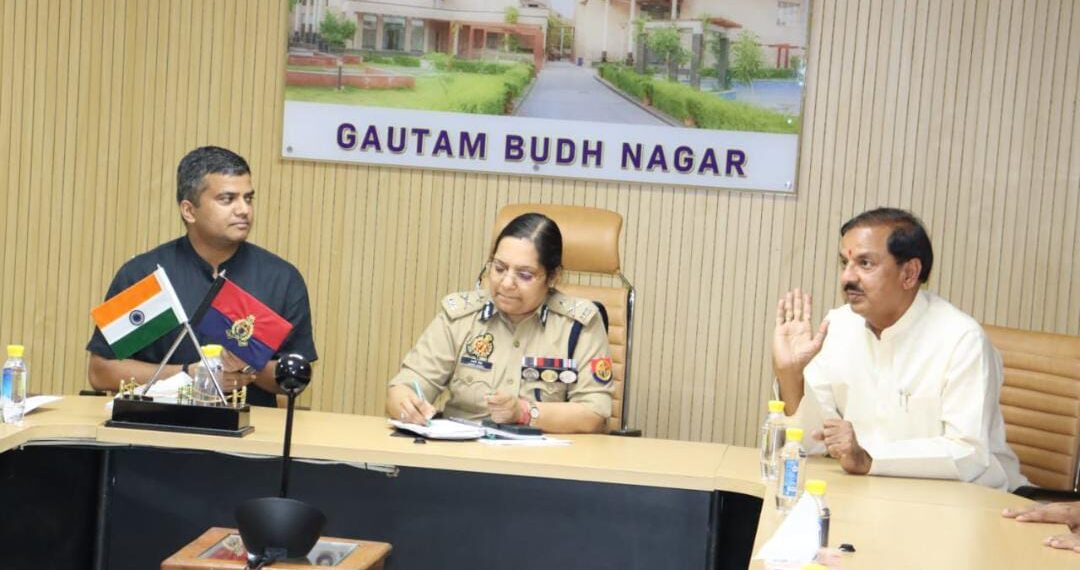 नोएडा जिले में पुलिस प्रशासन ओर जनहित से संबंधित प्रकरणों को लेकर हुई महत्वपूर्ण बैठक