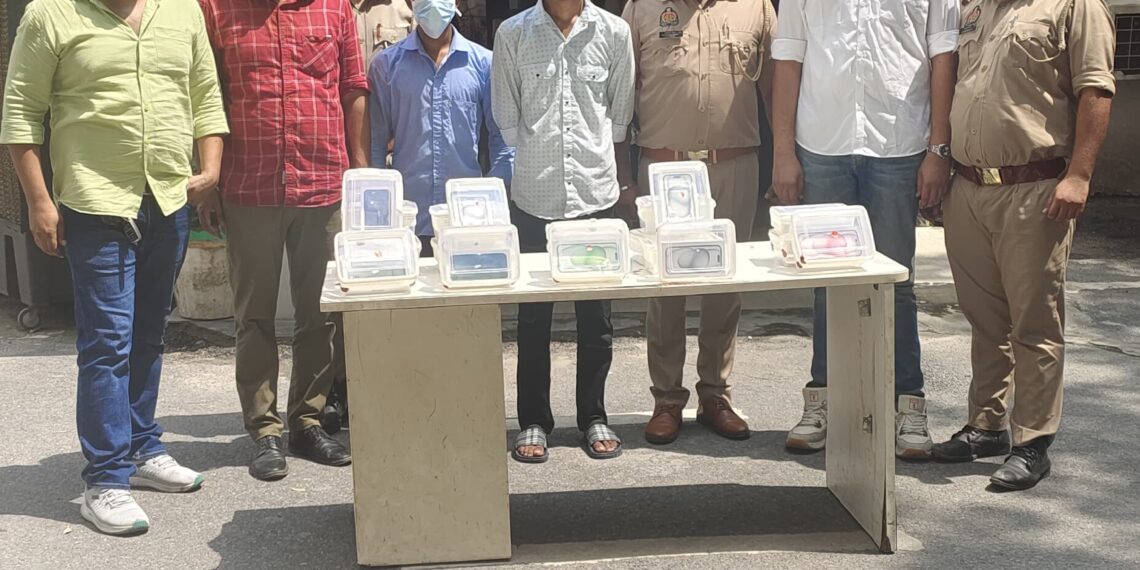 इलेक्ट्रॉनिक्स मार्ट में लाखों की चोरी करने वाले 2 आरोपी गिरफ्तार ,कब्जे से चोरी के 22 आईफोन व एक एप्पल वॉच बरामद