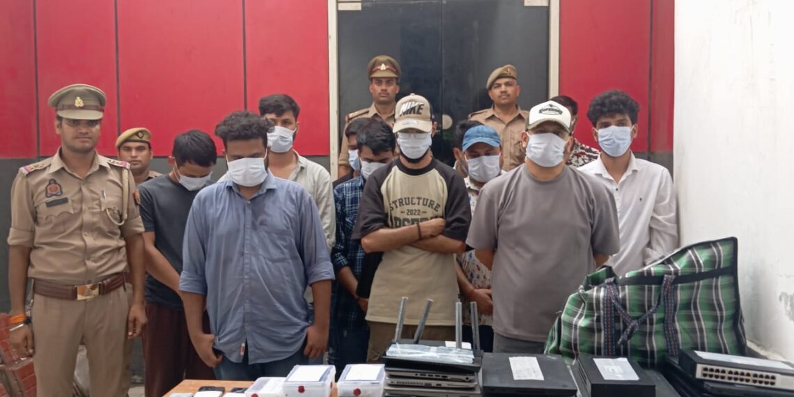 नोएडा पुलिस ने ऑनलाइन धोखाधडी करने वाले गैंग का पर्दाफाश करते हुये 3 महिलाओ सहित 15 आरोपियों को किया गिरफ्तार