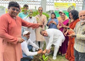 ग्रेटर नोएडा में श्री अरण्यम परियोजना के तहत किया गया वृक्षारोपण