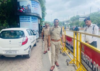 नोएडा जिले में यातायात को लेकर यातायात डीसीपी यमुना प्रसाद ने किया परीचौक का औचक निरक्षण