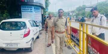 नोएडा जिले में यातायात को लेकर यातायात डीसीपी यमुना प्रसाद ने किया परीचौक का औचक निरक्षण