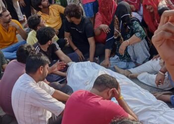 ग्रेटर नोएडा में युवक की हत्या के बाद परिजनों ने किया हंगामा, हत्यारो को पकड़ने की मांग को लेकर किया प्रदर्शन