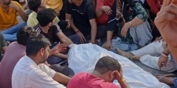 ग्रेटर नोएडा में युवक की हत्या के बाद परिजनों ने किया हंगामा, हत्यारो को पकड़ने की मांग को लेकर किया प्रदर्शन