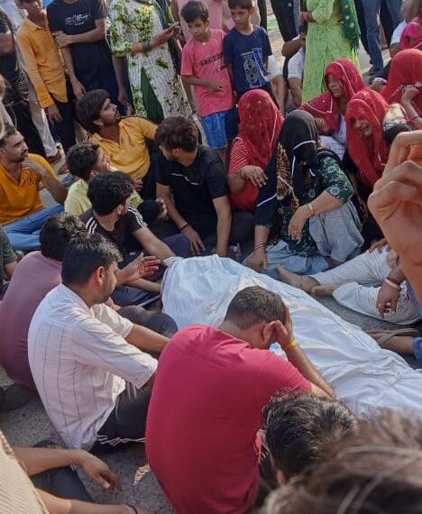 ग्रेटर नोएडा में युवक की हत्या के बाद परिजनों ने किया हंगामा, हत्यारो को पकड़ने की मांग को लेकर किया प्रदर्शन